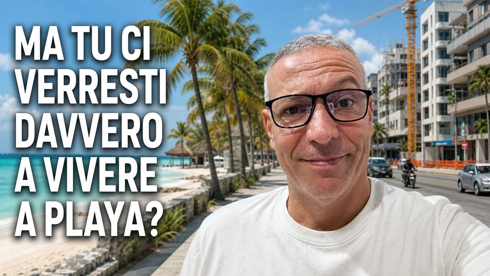Hombre con gafas en primer plano, junto a una playa, palmeras y edificios; texto sobre vivir en Playa del Carmen.